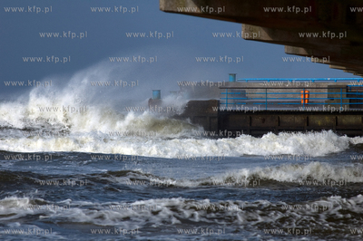 Kolobrzeg. Sztormowa pogoda moze byc rowniez ciekawa...