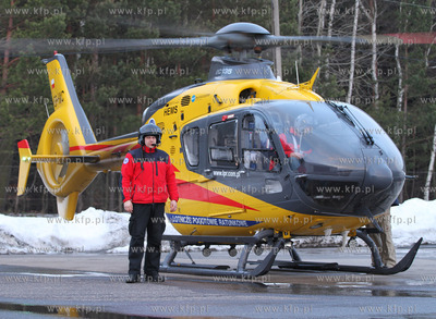 Gdansk, Rebiechowo. Nz.Ratownik Pawel Klein przy najnowszy...