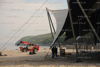 Na plazy w Srodmiesciu Gdyni ruszyl montaz gigantycznego...