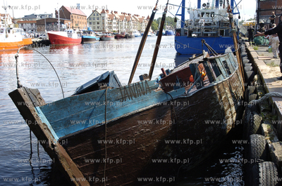 Ustka. Z dna kanalu portowego w Ustce wydobyto wrak...