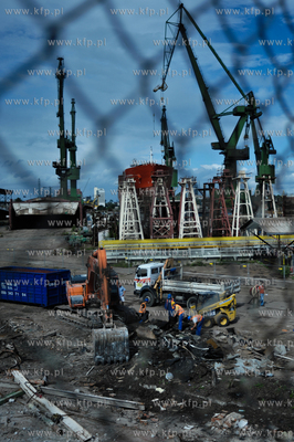 Rozbiorka zabytkowych hali Stoczni Gdanskiej, tereny...