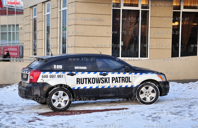 Samochod agencji Rutkowski Partol stojacy przed hotelem...