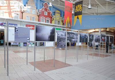 CH Auchan w Gdansku wystawa fotosow z planu filmowego...