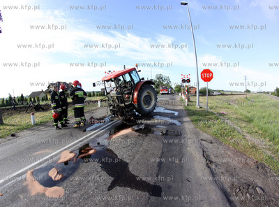 W Niezychowcach kolo Chojnic kierujacy traktorem Zetor...