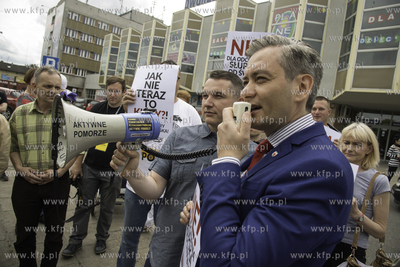 Protest mieszkancow Słupska przed dworcem PKP w sprawie...