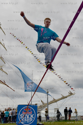 25 metrow nad pokladem Daru Mlodziezy zacumowanym przy...