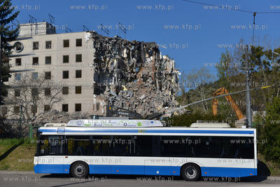 Gdynia, ul. Kielecka. Wyburzane dawnej siedziby banku...