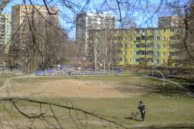 Gdynia. Puste parki i place zabaw w dzielnicach Cisowa...