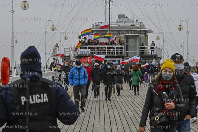 Sopot. Molo. Protest Kobiet po wydanym orzeczeniu Trybunalu...