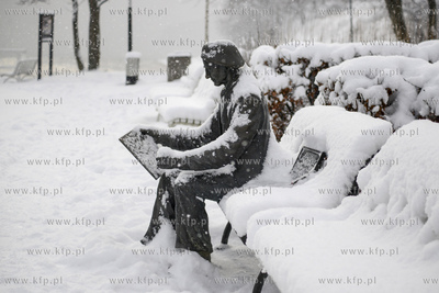 Gdynia Orlowo w zimowej szacie. Ławeczka Antoniego...