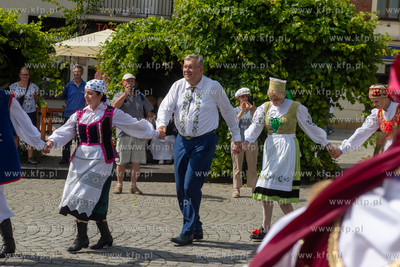 Dzień Flagi Kaszubskiej w Kartuzach. Nz. burmistrz...