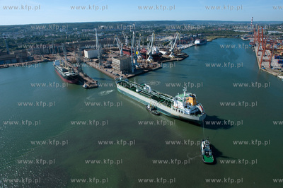 Stocznia Gdynia z lotu ptaka. NZ wprowadzanie statku...