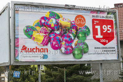 Gdańsk Osowa. Nz. Szyld reklamowy sieci Auchan. 01.04.2020...