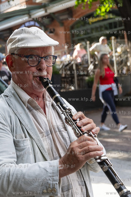 Sopot. Parada ulicą Bohaterów Monte Cassino do muszli...