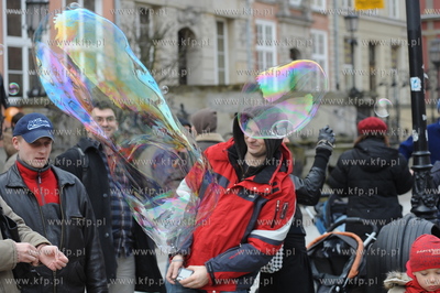 Festiwal baniek mydlanych w Gdansku na Dlugim Targu....