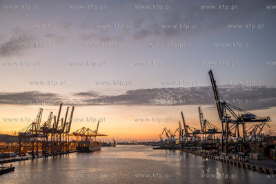 Gdynski Port, po lewej Baltic Container Terminal Gdynia...