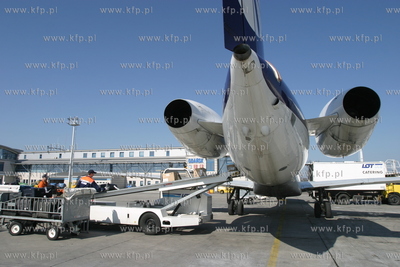 Port lotniczy w Gdansku Rebiechowie. Przed terminalem...