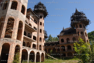 Zamek w Lapalicach, polozony jest miedzy Chmielnem...