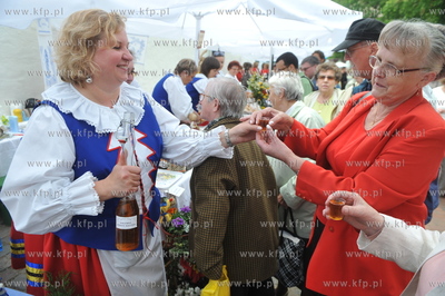 Pomorskie Swieto Produktu Tradycyjnego w Gdansku obok...