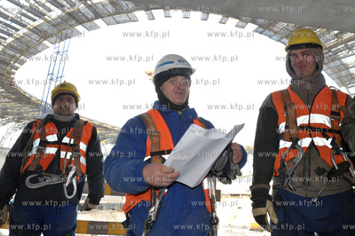 Budowa stadionu PGE Arena w Gdansku. Nz robotnicy budujacy...
