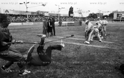 Zawody w przecieganiu liny pomiedzy druzyna policji...