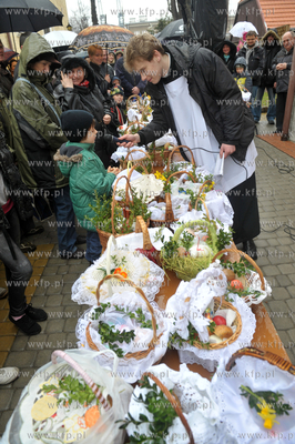 Wielka Sobota. Tradycyjne wielkanocne swiecenie pokarmow...