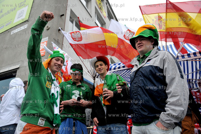 Gdansk. Hiszpanscy i irlandzcy kibice w drodze na PGE...
