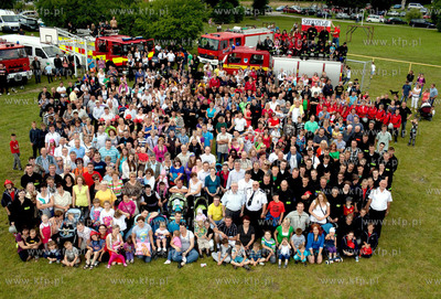 Lezno. Wspolne zdjecie uczestników i kibicow Gminnych...