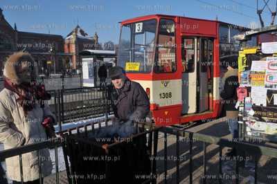 Na przystankach komunikacji miejskiej przy Dworcu PKP...