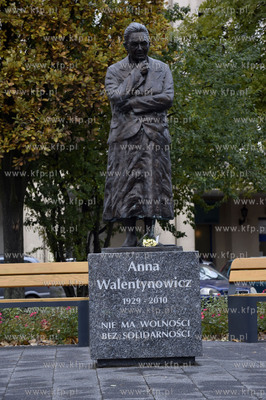 Gdańsk Wrzeszcz.  Pomnik Anny Walentynowicz na skwerze...