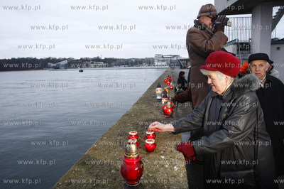 Gdynia. Skwer Kosciuszki. Zlozenie kwiatow oraz zapalenie...