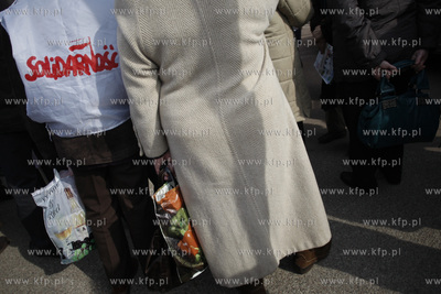 Gdansk. Urzad Wojewodzki.  Emeryci i rencisci protestowali...