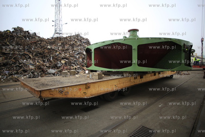 Gdynia. Zaladunek elementow tzw. stacker reclaimer,...