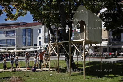 Sopot. Artloop Festival. Instalacje na Placu Przyjaciol...