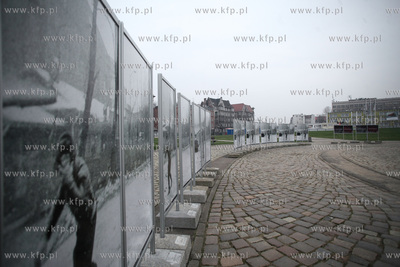 Gdansk. Plac Solidarnosci. Wystawa poswiecona wydarzeniom...