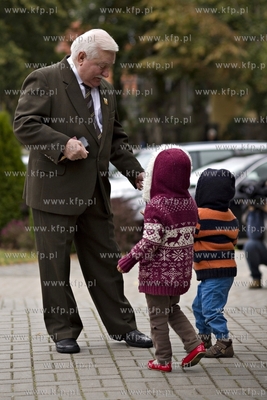 Gdańsk Oliwa. Lech Wałęsa idąc na niedzielną mszę...