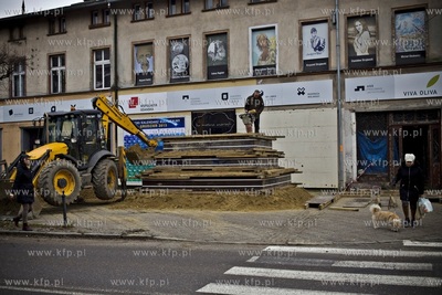 Prace przy budowie szopki bożonarodzeniowej z pszopka
z...