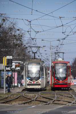 Tramwaje D wag N8c na al. Hallera. 10.03.2024 fot....