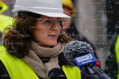 Piecki - Migowo. Zawieszenie wiechy na budowanej szkole...