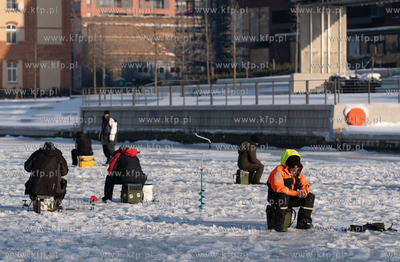 Zima. Łowienie na lodzie przy przystani Żabi Kruk...