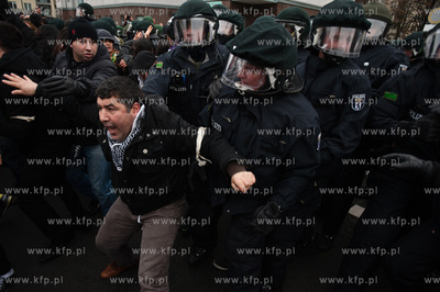 Berlin. Demonstracja grup lewicowych i antyfaszystow...