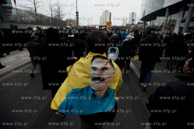 Berlin. Demonstracja grup lewicowych i antyfaszystow...