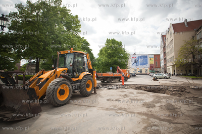Pekniecie rury wodociagowej obok Domu Prasy na Targu...