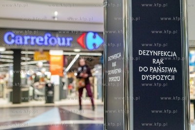 Gdańsk. Galeria Bałtyck.  Przed wejściem do sklepu...