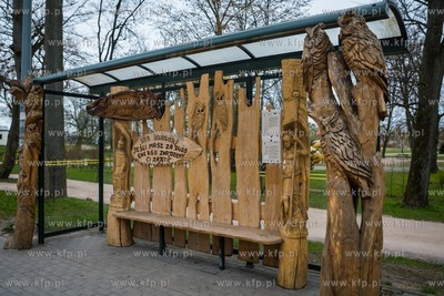 Rzeźbiony przystanek autobusowy w Bolszewie, gmina...