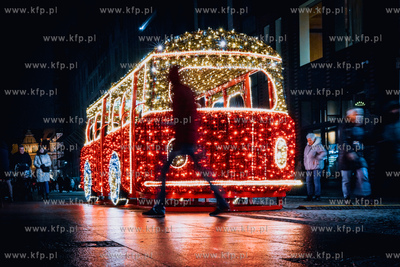 Gdańsk po zmroku. Nz. Autobus na ul. Stągiewnej....
