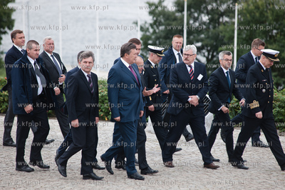 Gdansk. Westerplatte. Zlozenie kwiatow pod Pomnikiem...