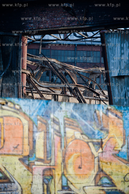 Gdansk. Dogaszanie doszczetnie spalonej hali produkcyjnej...