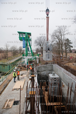 Montaz wazacych 135 ton dwoch sekcji przesla zwodzonego...