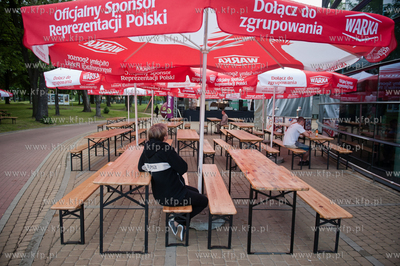 Gdansk. Plac przed Galeria Przymorze. Swiecaca pustkami...